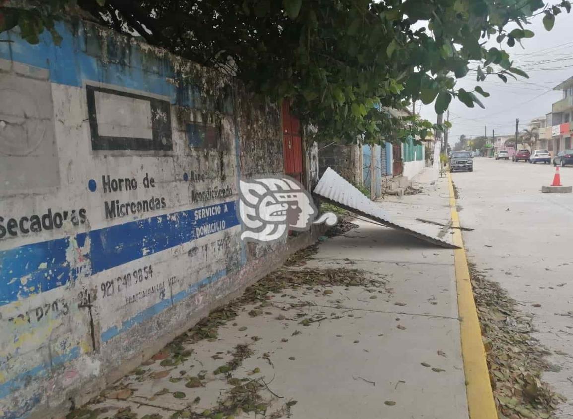 ¡Peligro! viento arranca portón en la colonia Puerto México