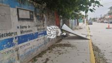 ¡Peligro! viento arranca portón en la colonia Puerto México