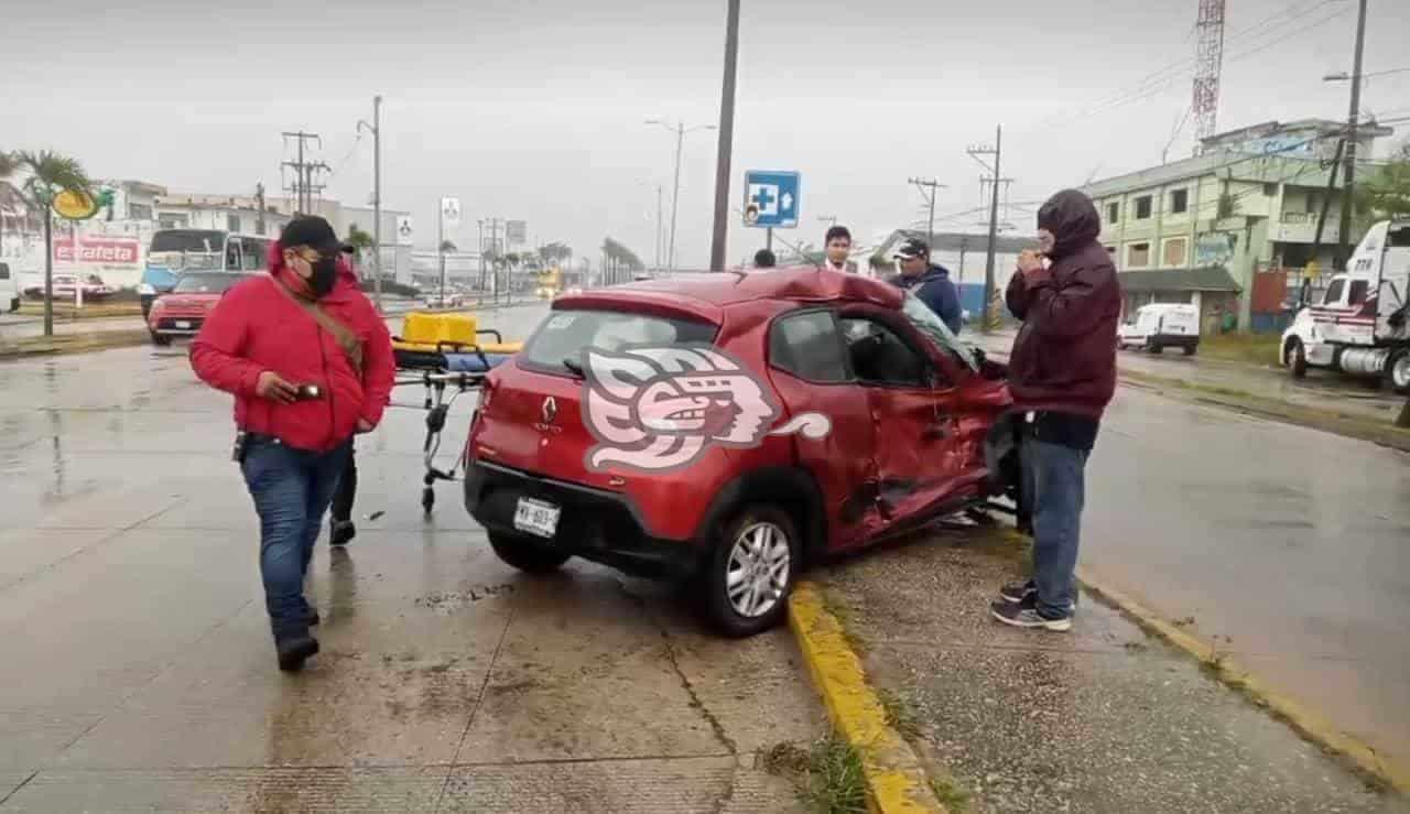Destrozan vehículo en colisión contra urbano