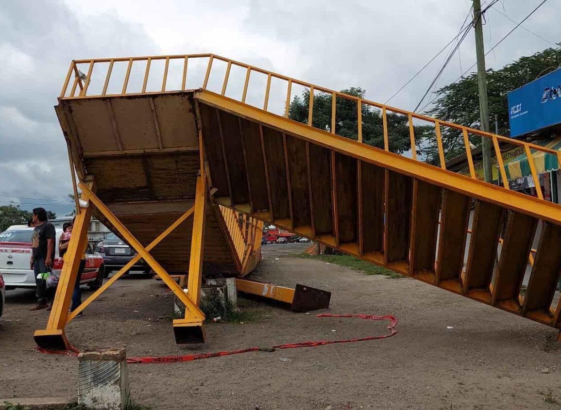 Desmantelan puente peatonal derribado en Jáltipan
