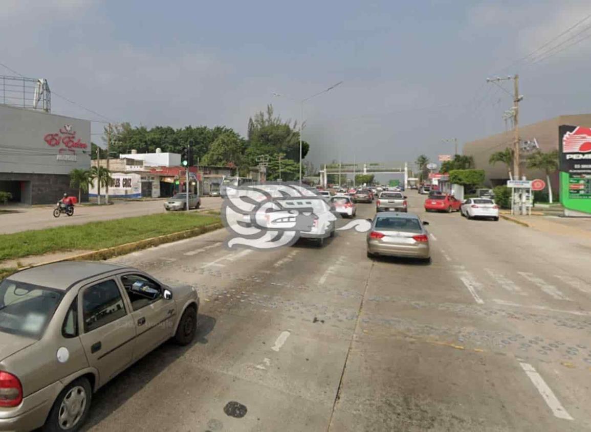 Aprovechan el alto del semáforo para encañonar y robarle su auto a una mujer en Minatitlán