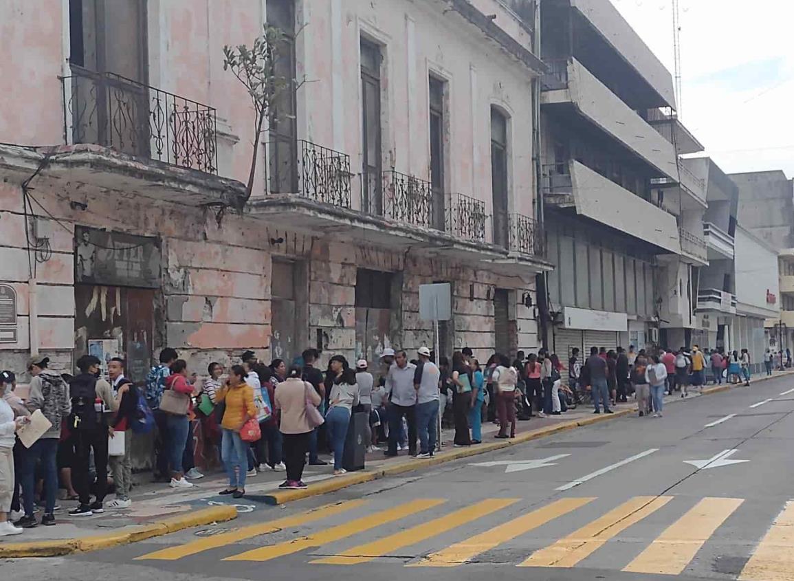 Largas filas para trámites de becas en el Banco del Bienestar de Veracruz (+Video)