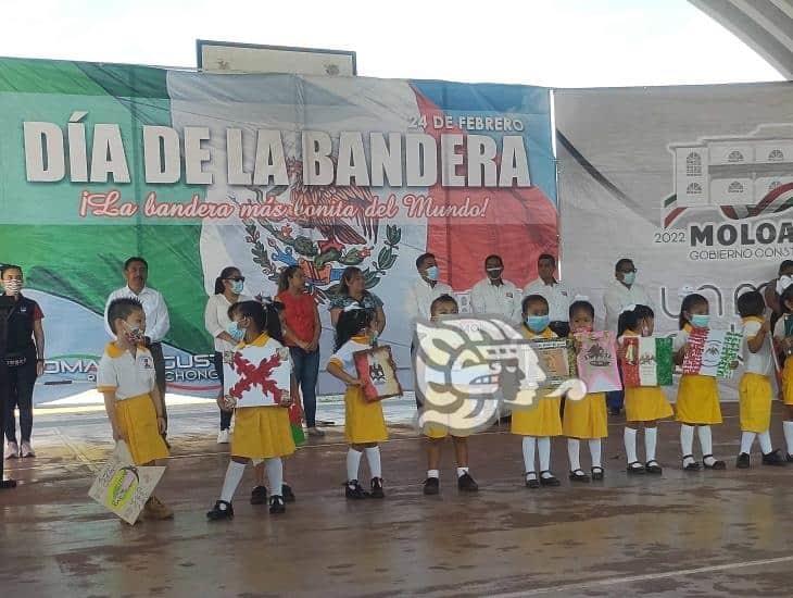Conmemoran el Día de la Bandera autoridades educativas en Moloacán