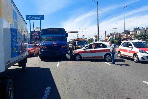 Un lesionado en choque entre camión urbano y taxi en El Teso