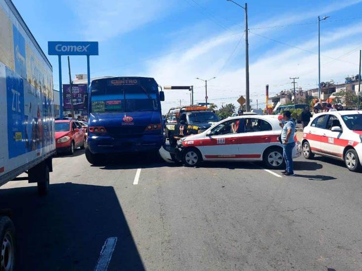 Un lesionado en choque entre camión urbano y taxi en El Teso