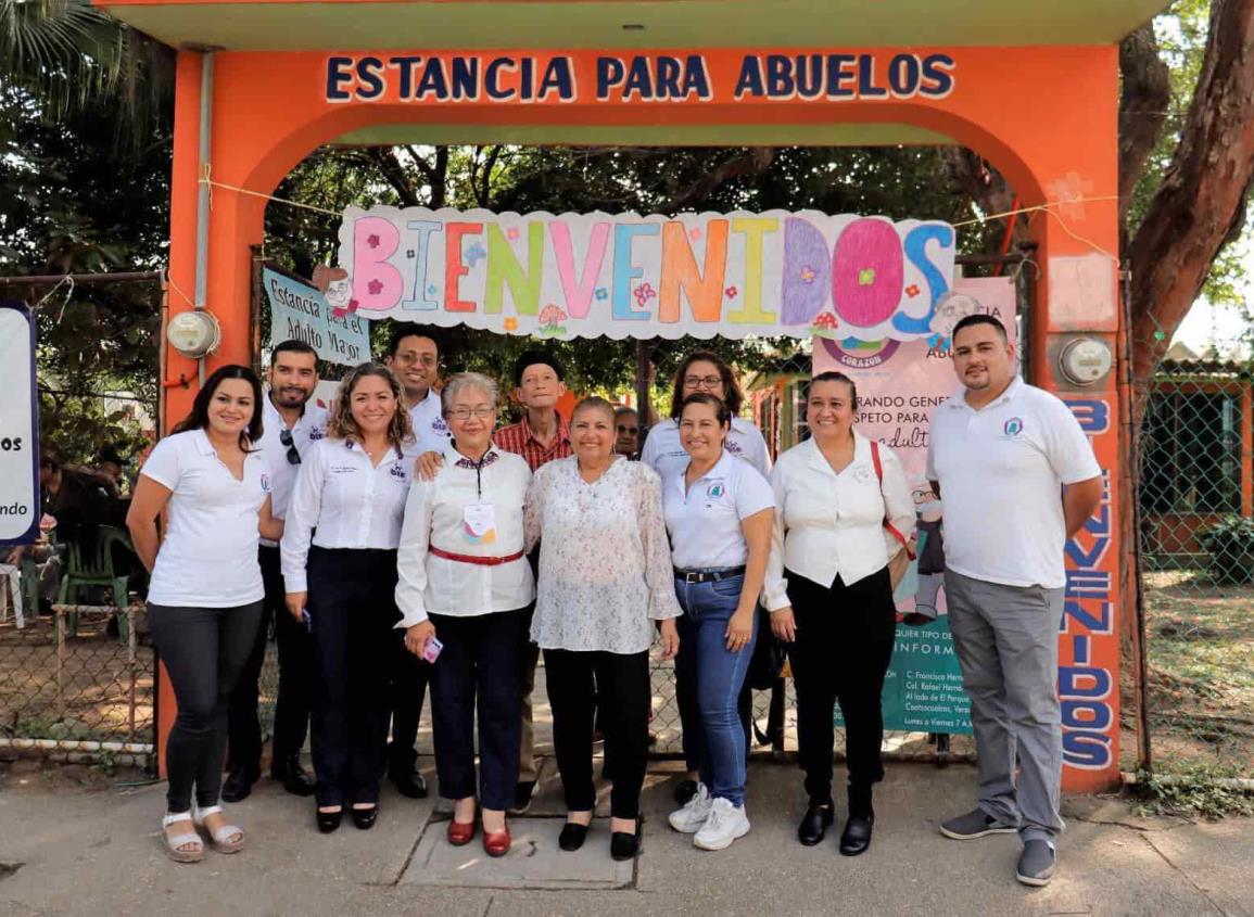 Presidenta del DIF, Esther Mortera visita a adultos mayores de la estancia "Apapachos del Corazón"