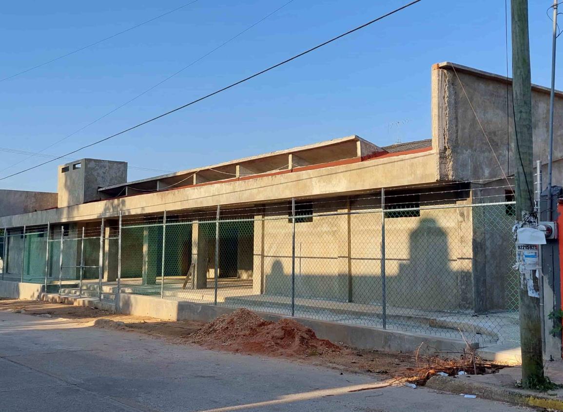 Parada de nuevo construcción del Centro de Salud en Jáltipan