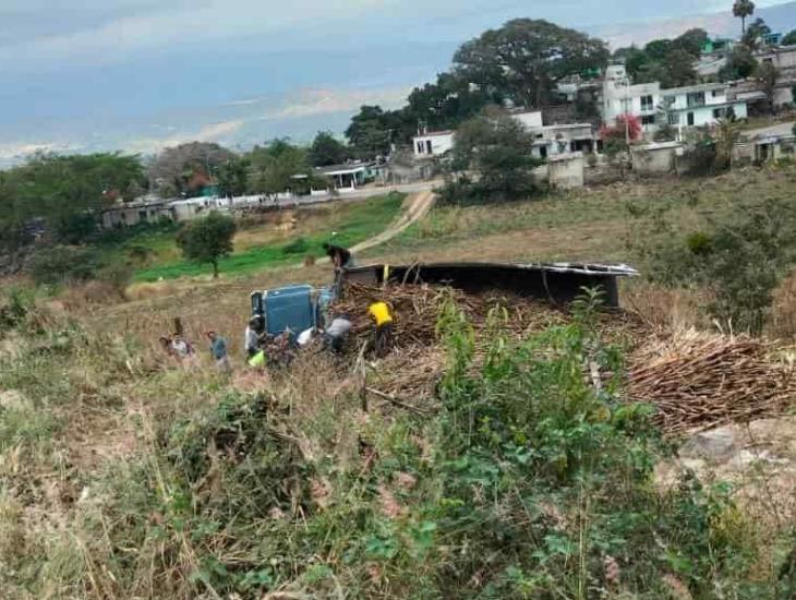Volca camión cargado de caña en Xalapa; hay un lesionado