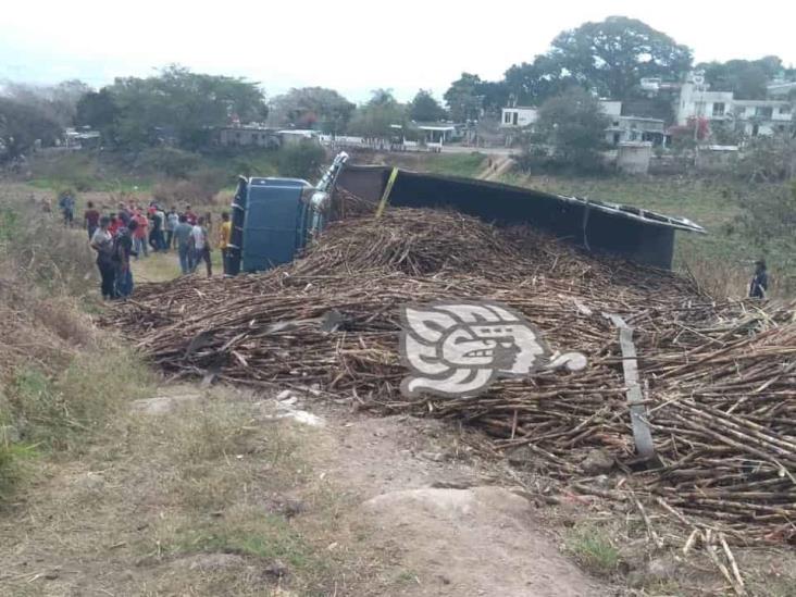 Volca camión cargado de caña en Xalapa; hay un lesionado