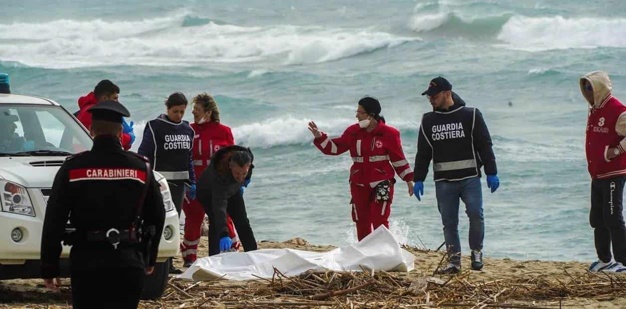 ¡Tragedia en Italia!; Mueren migrantes tras naufragio