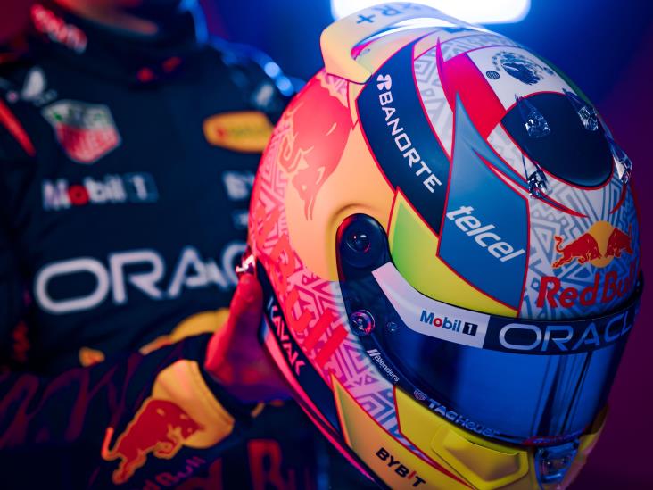 Checo Pérez presume su nuevo casco para el arranque de la F1