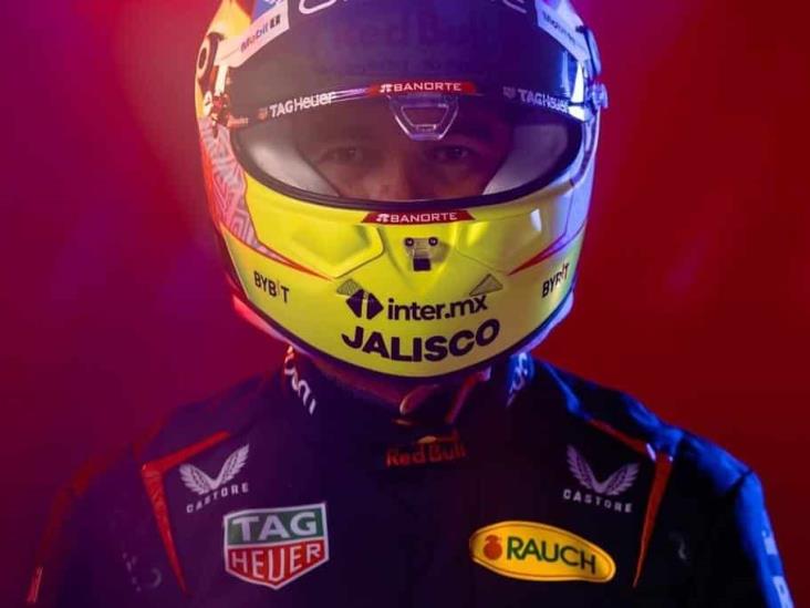 Checo Pérez presume su nuevo casco para el arranque de la F1