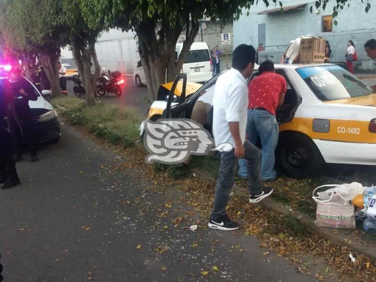 Taxista de Córdoba se desmaya y choca contra un árbol