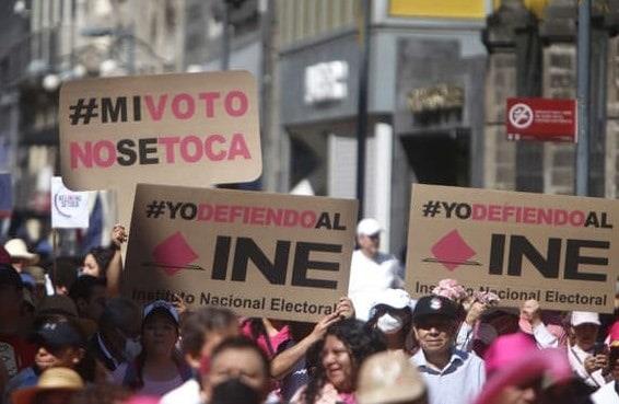 Defendieron a García Luna durante marcha a favor del INE