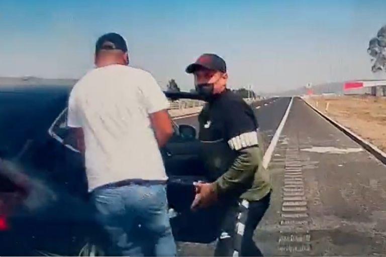 Documentan robo y levantón exprés de trailero en carretera de Tlaxcala (+Video)