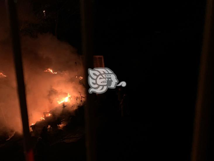 ¡Quedó hecha cenizas! Se incendia cabina de tráiler en Oluta (+Video) 