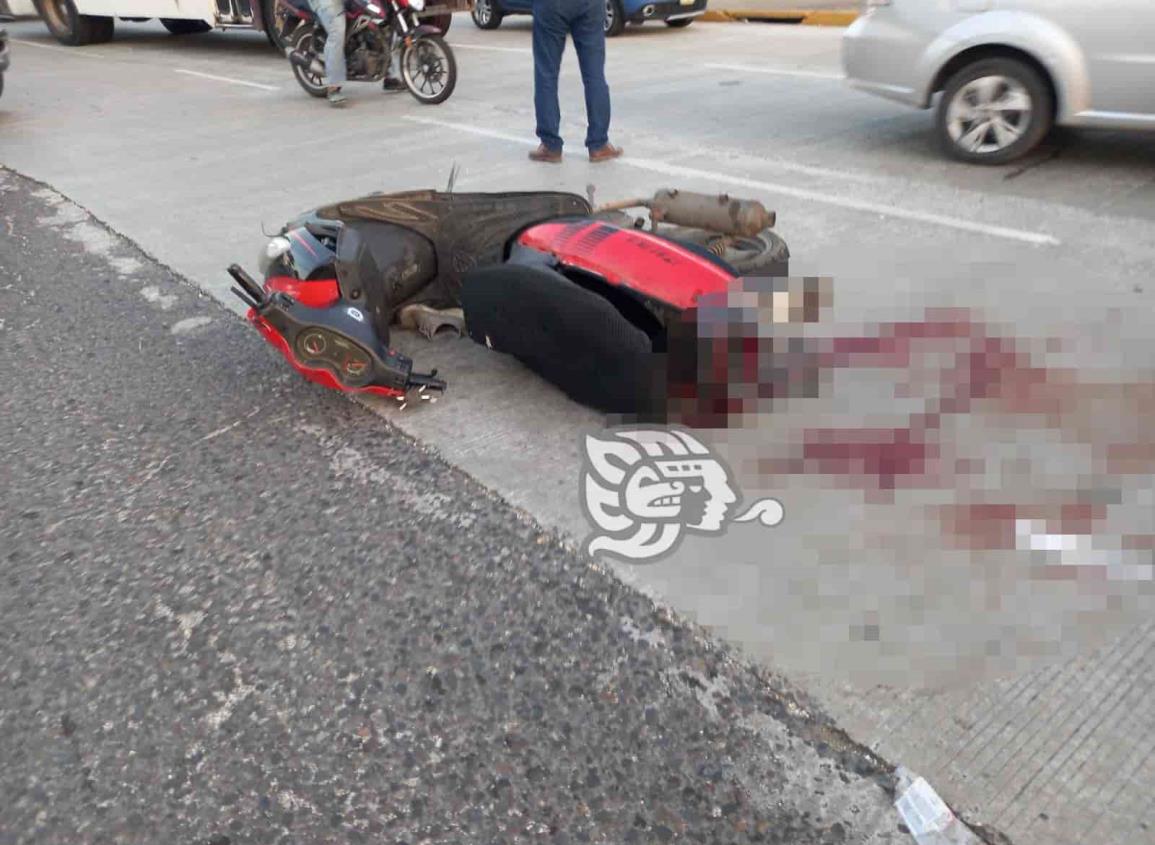 Mujer lesionada al chocar su moto contra camioneta en El Tesoro