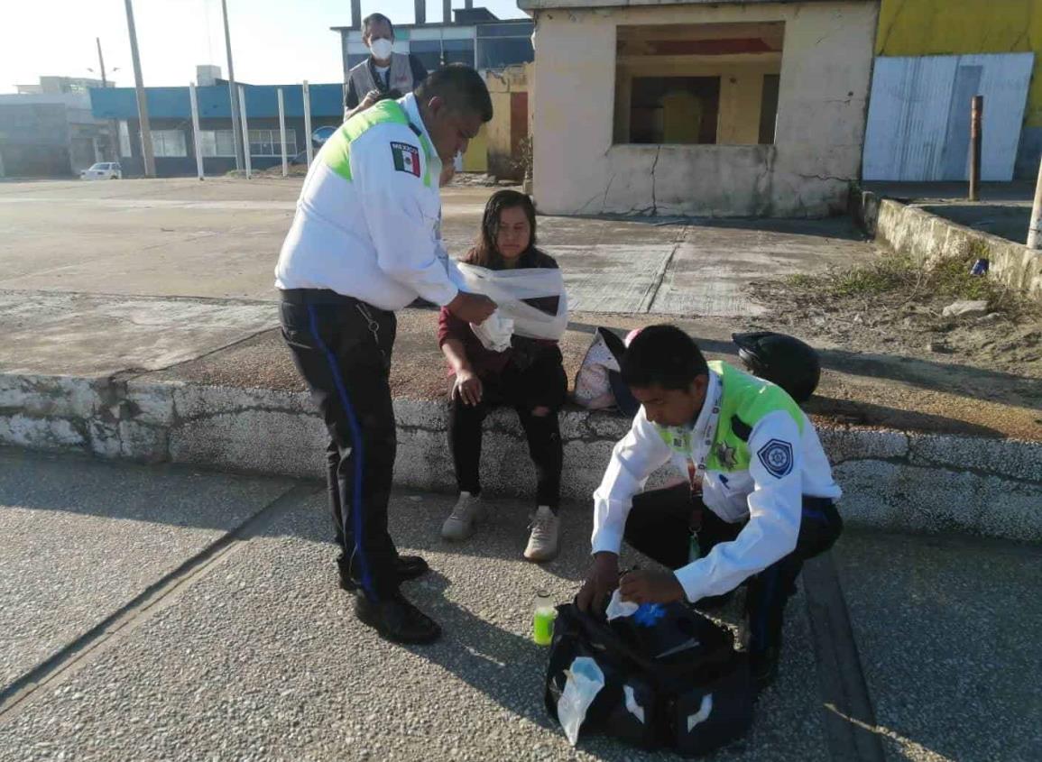 Derrapó joven motociclista tras ser impactada en el Malecón