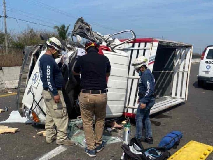 Conductora queda atrapada en camioneta tras choque en la Veracruz - Xalapa
