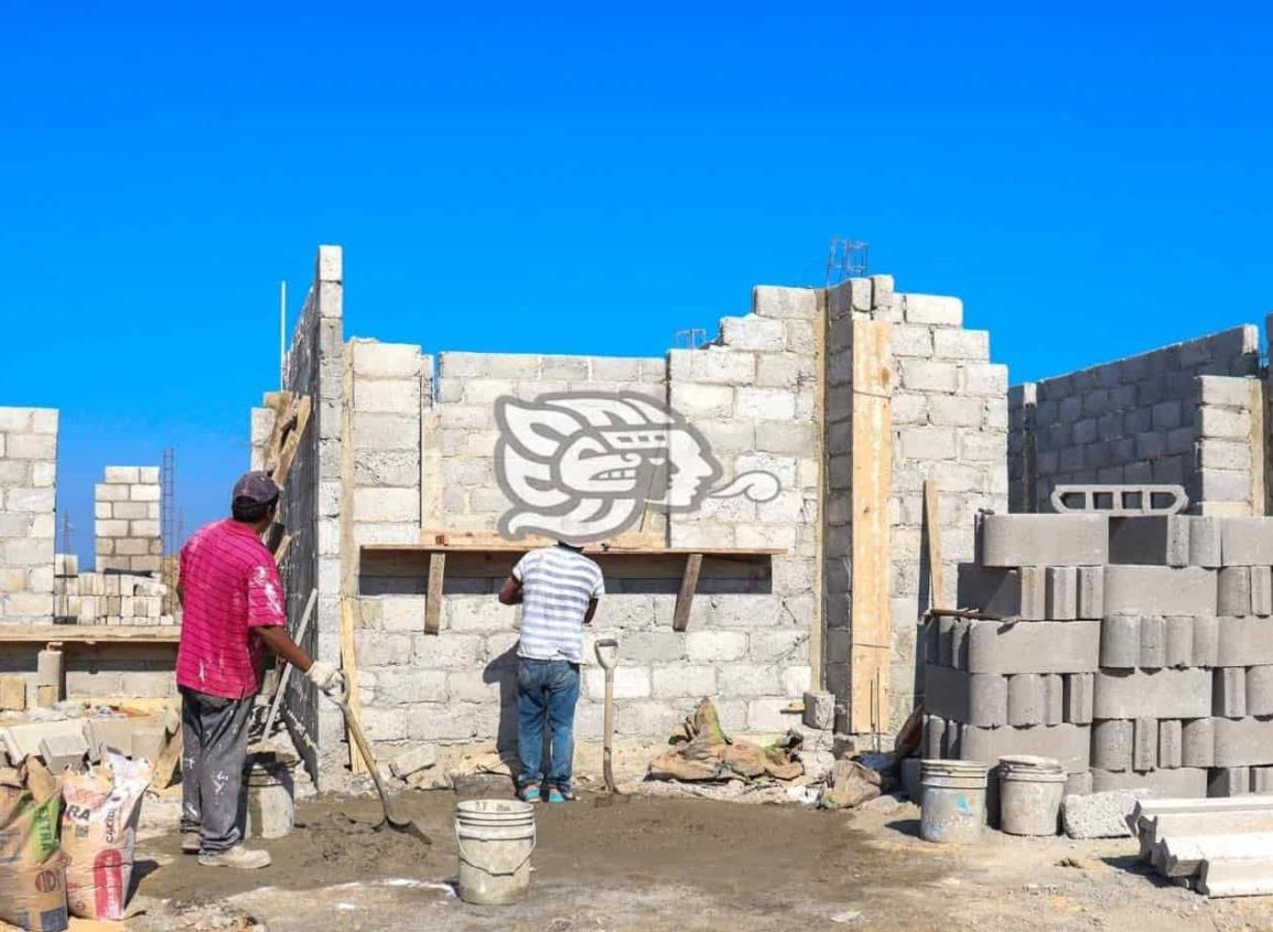 Avanza construcción de viviendas para familias en Nanchital
