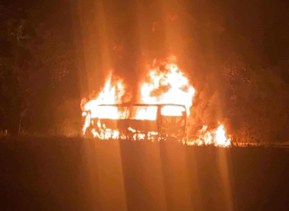 ¡Arde autobús en la carretera Xalapa-Cardel! peligran 45 pasajeros (+Video)