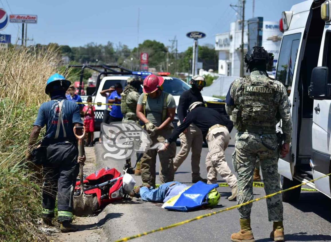 ¡Le pasó encima un tráiler! motociclista muere en carretera de Acayucan (+Video)