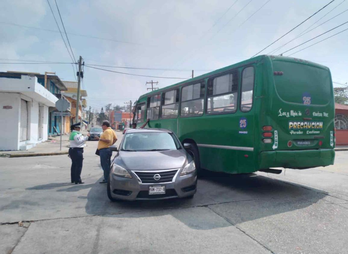 Camión urbano chocó contra vehículo en la Puerto México