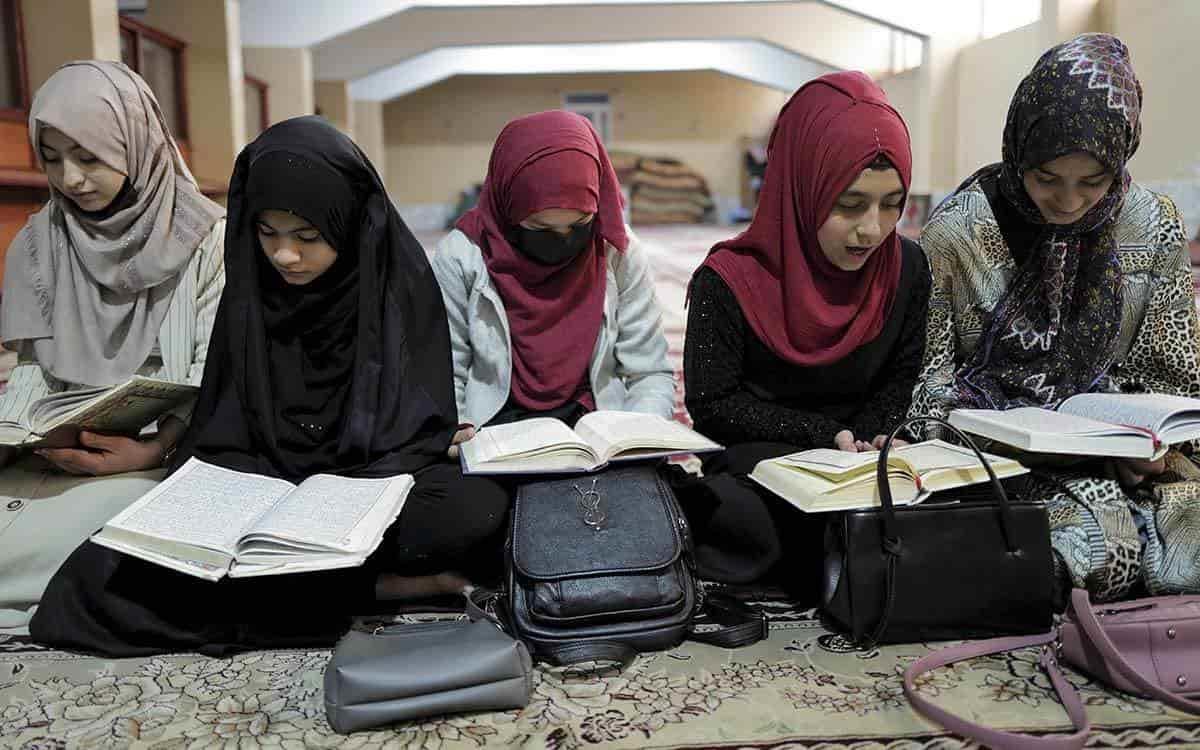 Mujeres siguen vetadas de universidades de Afganistán