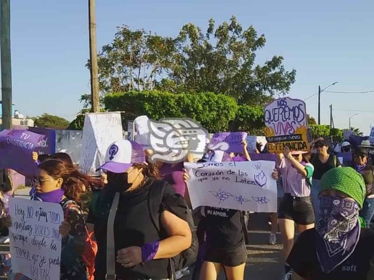 Marcha grupo de feministas en Minatitlán