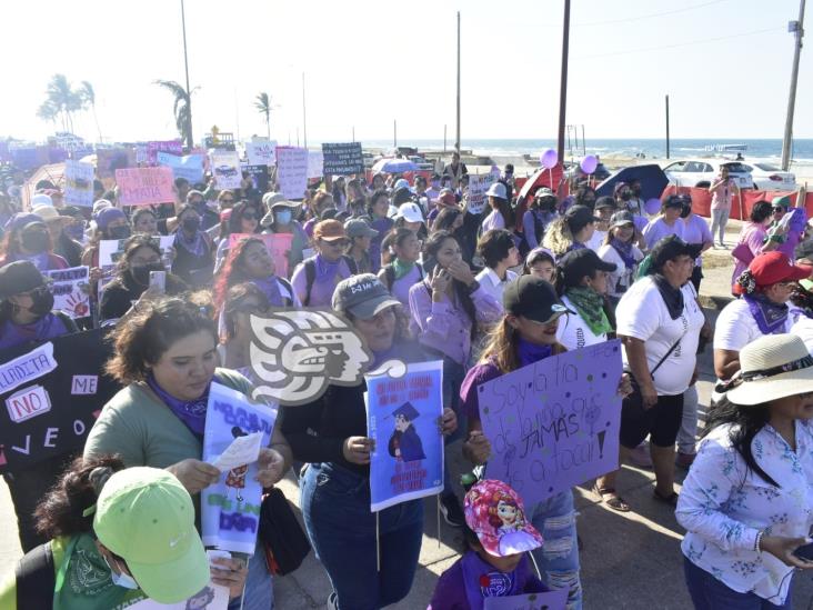 ¡Ni una menos! mujeres de Coatzacoalcos se unen y marchan contra la violencia (+Video)