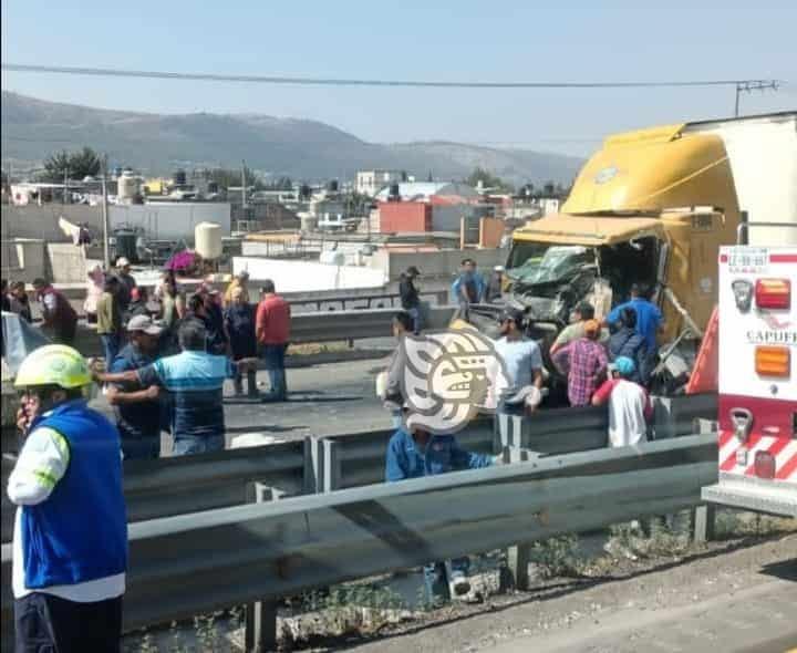 Accidente de tráileres en la México-Veracruz; cierran circulación