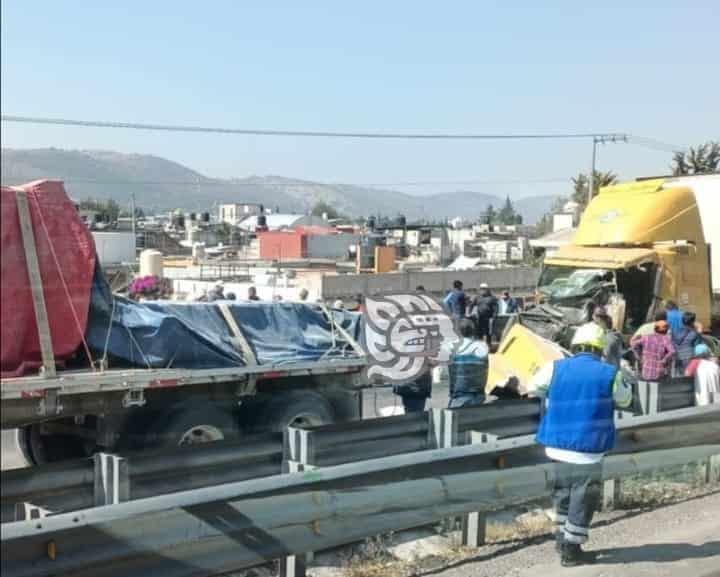 Accidente de tráileres en la México-Veracruz; cierran circulación
