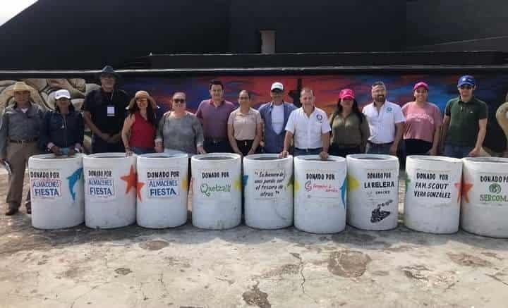 Donan contenedores para evitar que llenen de basura la playa de Coatzacoalcos