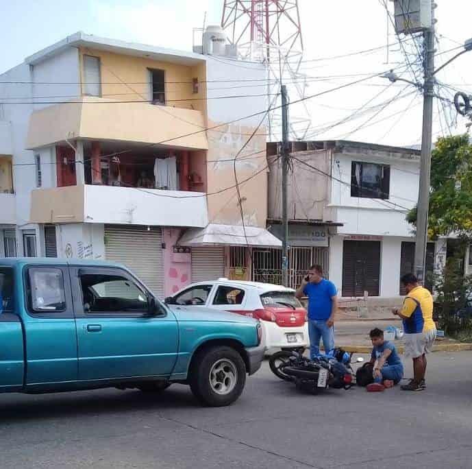 Repartidora de agua choca a motociclista en avenida de Coatzacoalcos