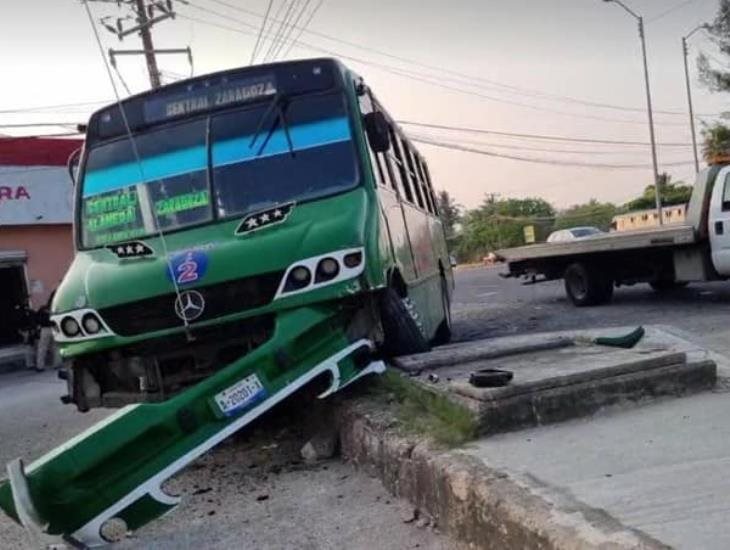 Autobús urbano se impacta contra camellón; hay 5 pasajeros lesionados