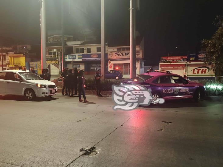 Choca contra patrulla de la sección Femenil de la Policía de Xalapa
