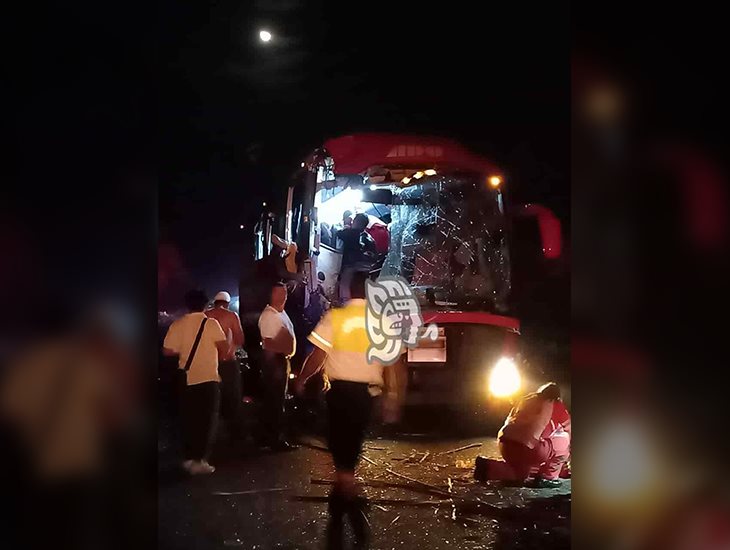 Se accidenta autobús de pasajeros en la Cosamaloapan-La Tinaja; hay varios lesionados