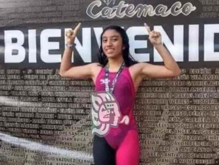 Destaca nadadora nanchiteca en competencia en Catemaco