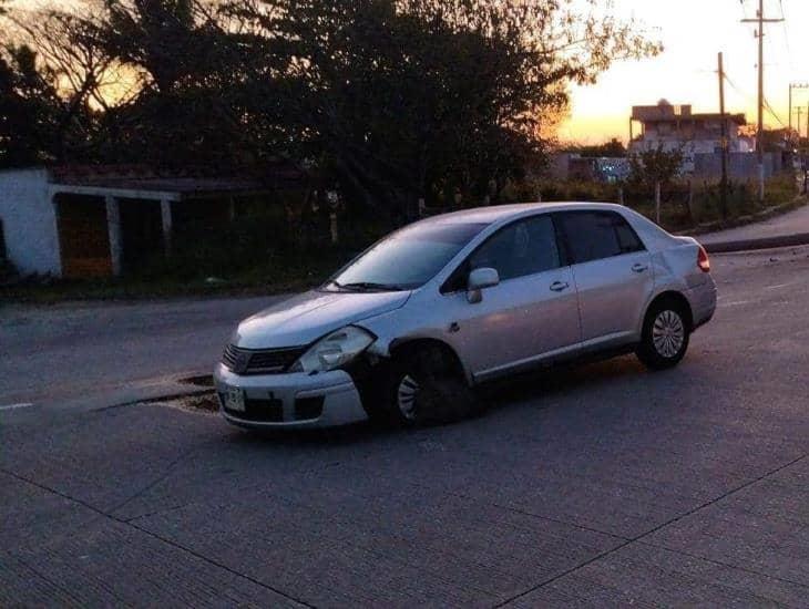 ¡Abandonó su coche! se impacta contra poste de alumbrado en Las Barrillas y huye