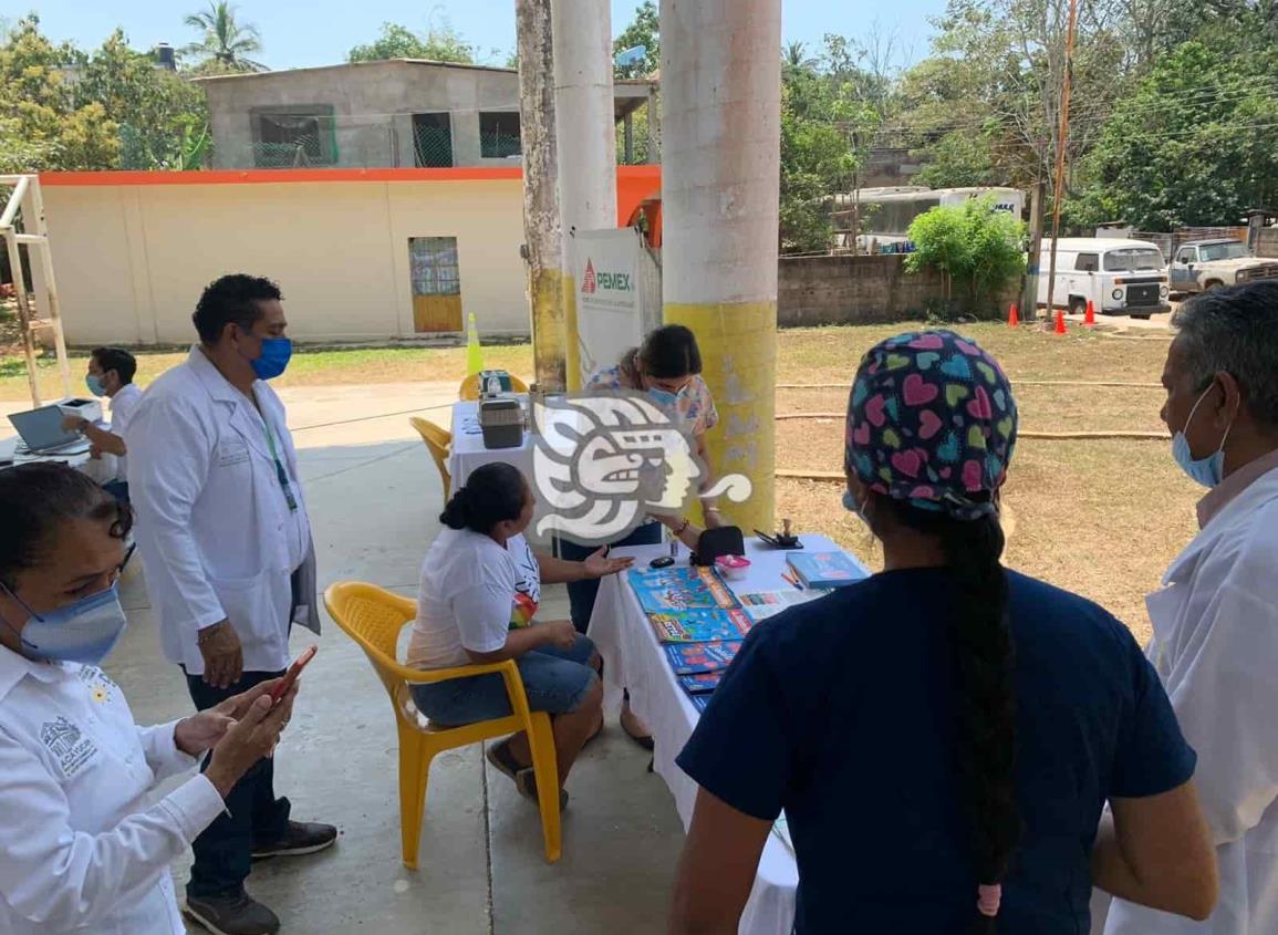 Realiza Pemex brigada de salud en colonia de Acayucan
