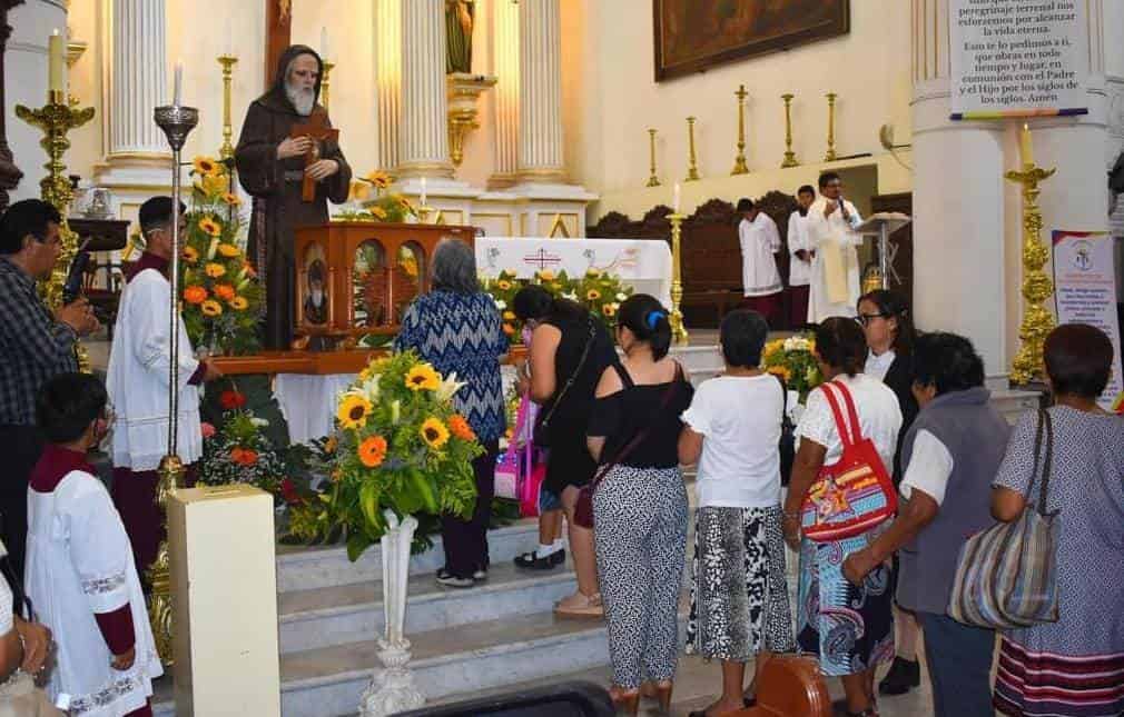 Reliquias de San Charbel llegan a la Catedral de Orizaba