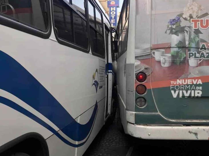Chocan dos autobuses de pasaje urbano en avenida Revolución, en Xalapa