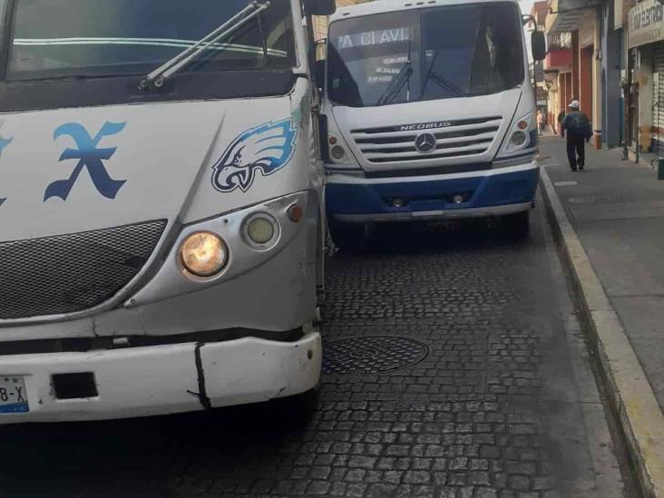 Chocan dos autobuses de pasaje urbano en avenida Revolución, en Xalapa