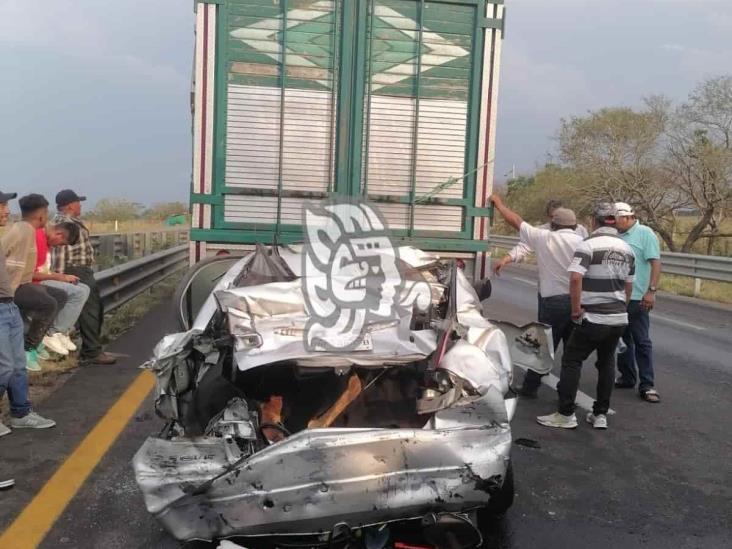Cuatro heridos y 7 carros dañados, saldo de choque múltiple en el sur de Veracruz