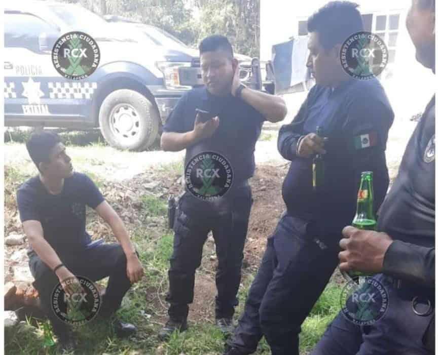 ¡Inaceptable! Elementos de la Policía Estatal son captados tomando bebidas embriagantes