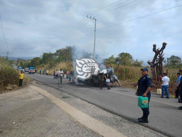 ¡El susto de sus vidas! Fuego consume mixto rural en la Acayucan - Soteapan