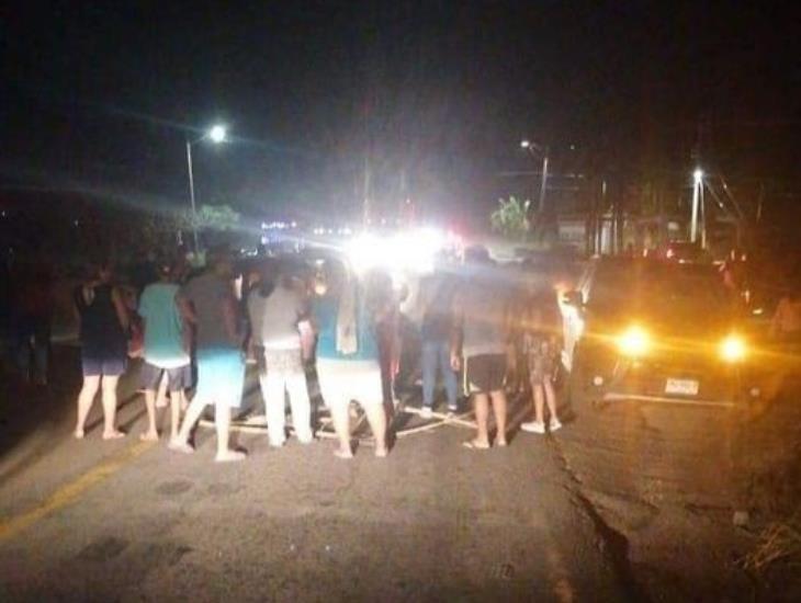 A falta de luz, bloquean la carretera Antigua a Minatitlán