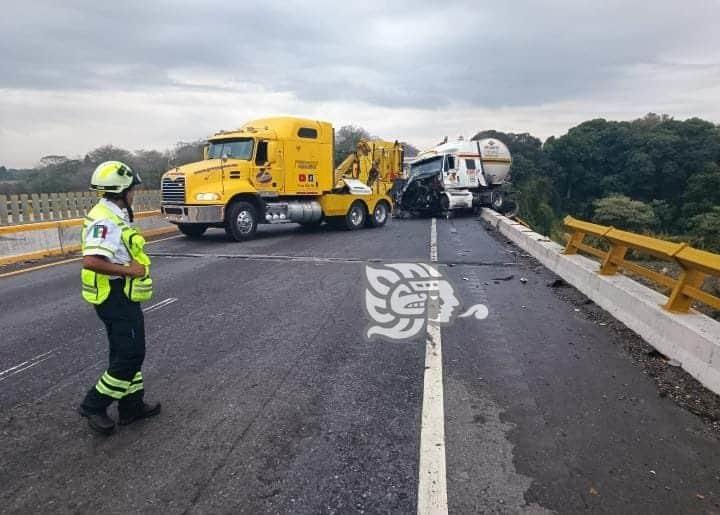 Tráiler a punto de caer de puente en la Córdoba-Veracruz