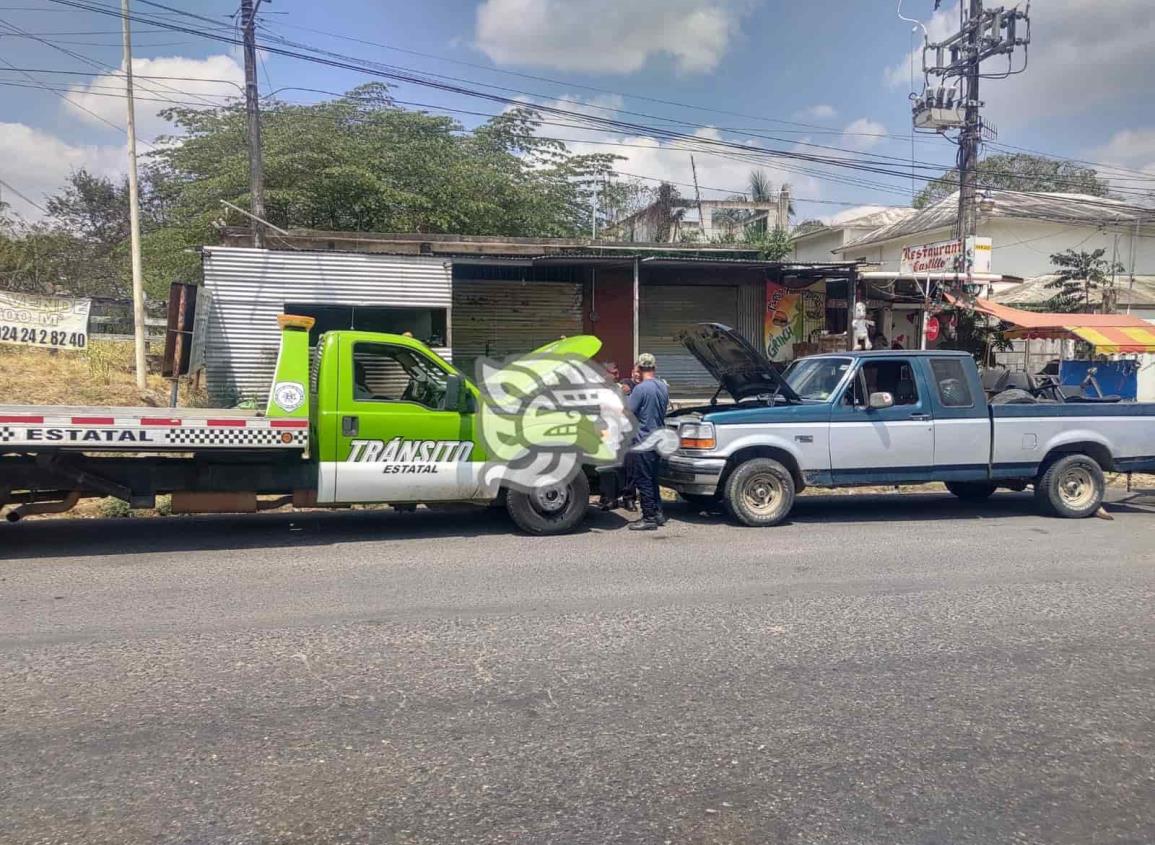 Auxilia Tránsito del Estado a automovilista varado sobre la Transístmica en Sayula