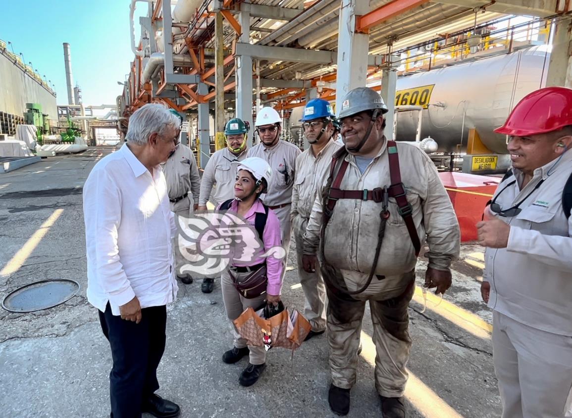 El rescate de la soberanía petrolera, con trabajadores; AMLO supervisa refinería de Minatitlán (+Video)